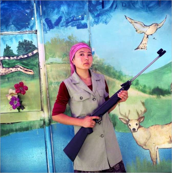 De eigenaar van een schiettent in een park in Osh. Kirgizië. 2007