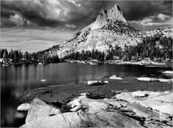 Ansel Adams. Cathedral Peak en Lake. 1938