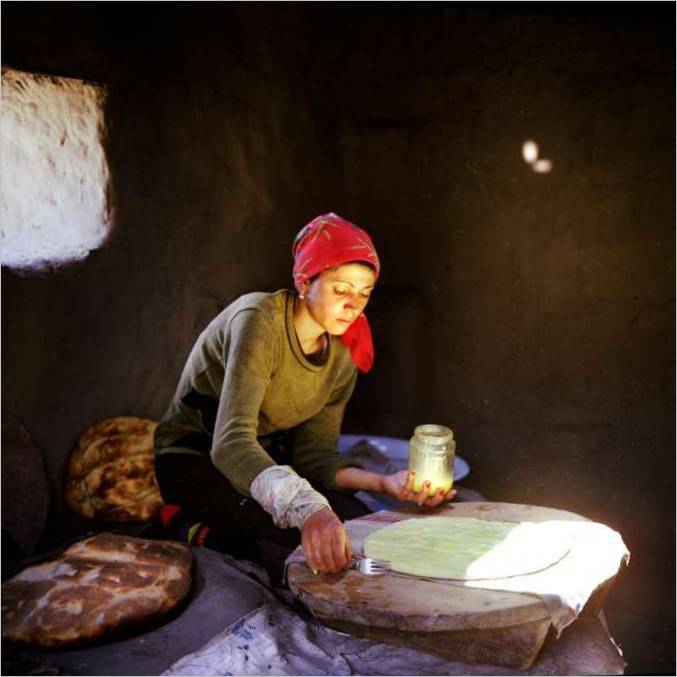 Vrouw bakt brood in tandoor, juni 2006
