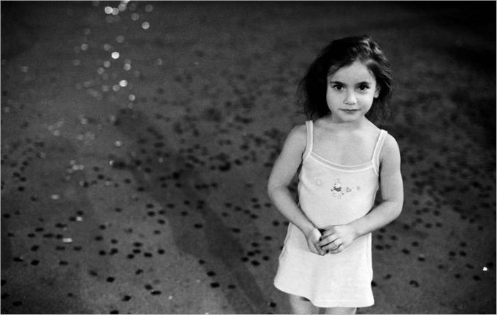 Een meisje bedekt met "shine" na een vakantie. Tbilisi. Georgië. 2006