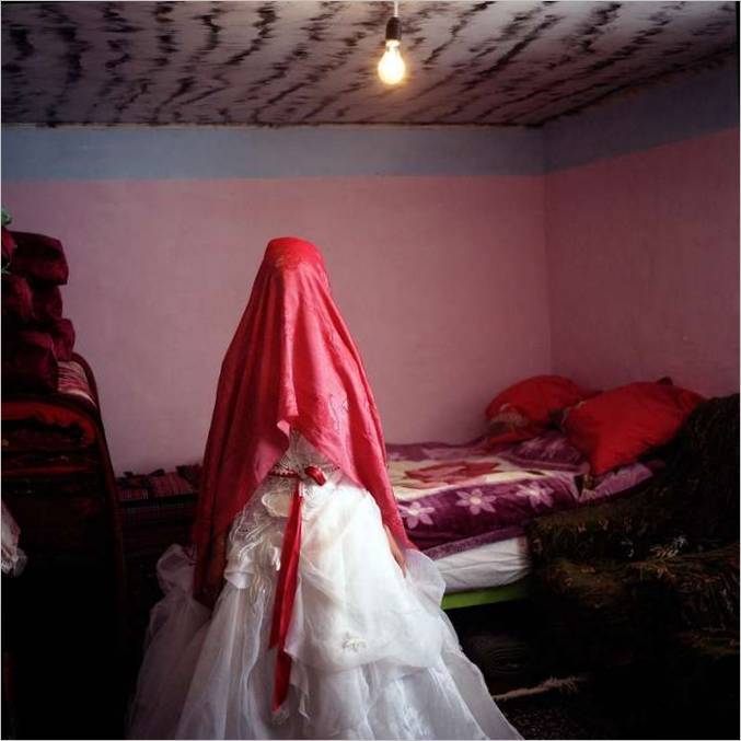 De bruid in haar slaapkamer. Khinalik dorp. Azerbeidzjan, 2009