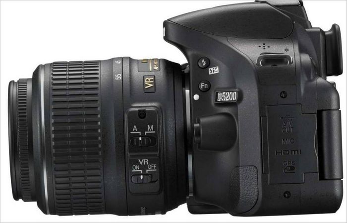 Nikon D5200 DSLR - vanaf de zijkant