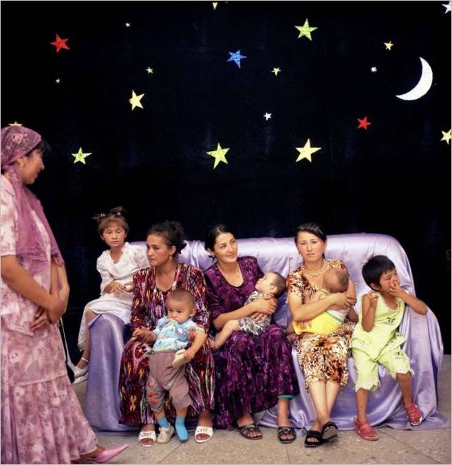 Rena Effendi. Een familie die wacht op een huwelijksfeest. Osh, 2007
