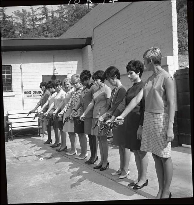 3. onbekende auteur Vrouwelijke politieagenten oefenen het schieten op een schietbaan. 1968