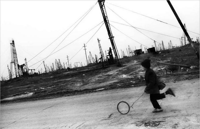 Een jongen uit het dorp Balakhani. Azerbeidzjan. 2003